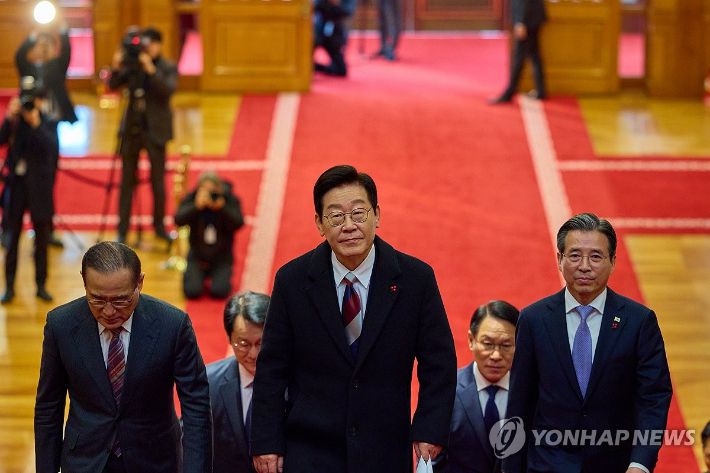 이재명 대통령이 29일 용산 대통령실 이전 후 청와대로 첫 출근을 하고 있다. 연합뉴스