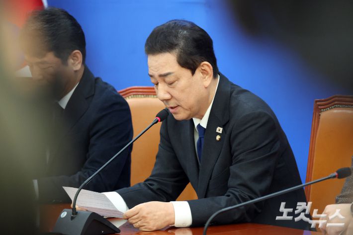 더불어민주당 김병기 원내대표가 30일 서울 여의도 국회에서 최근 자신에 대한 논란과 관련 입장을 표명하며 원내대표직 사퇴 의사를 밝히고 있다. 윤창원 기자