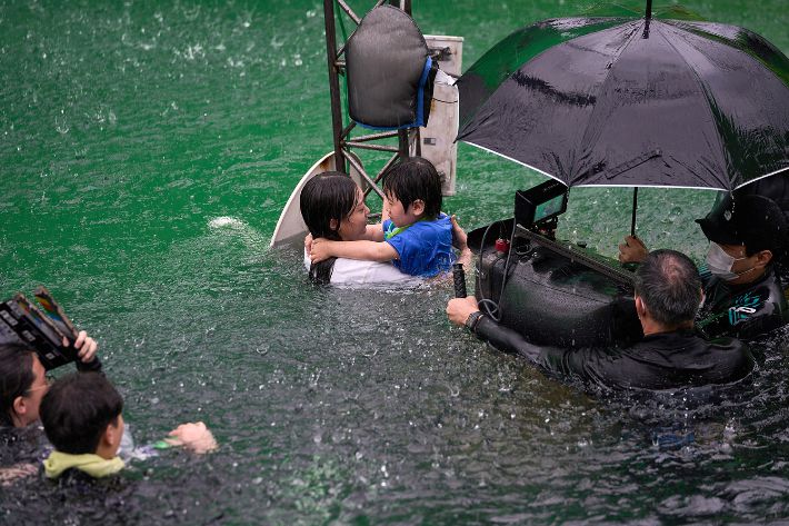 배우 박해수는 극 중 손희조에 대해 "김병우 감독님이 희조는 안나와 상반된 가치관을 가진 인물이라고 설명해주셨다"며 "개인적으로는 인류 마지막 날에 왜 희조가 그 임무를 맡게 됐는지, 왜 안나의 마지막 모습을 보려 했는지에 공감하려고 했다"고 말했다. 넷플릭스 제공