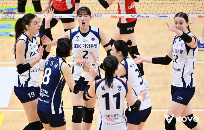페퍼저축은행과 원정에서 세트 스코어 3-1(25-16 24-26 25-17 25-20)로 이긴 IBK기업은행 선수들. KOVO