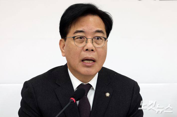 국민의힘 송언석 원내대표가 2일 서울 여의도 국회에서 기자간담회를 열고 있다. 윤창원 기자