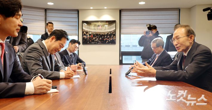 국민의힘 장동혁 대표가 2일 서울 서초구 영포빌딩에서 이명박 전 대통령을 만나 대화를 하고 있다. 국회사진기자단