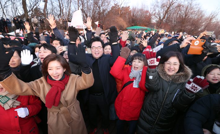 2026년 신년 해맞이 하는 박일하 동작구청장     (서울=연합뉴스) 새해 신년 1일 서울 동작구 사당동 서달산 해맞이 광장에서 박일하 동작구청장과 국민의힘 나경원 의원, 동작을 의원 및 주민들이 2026 병오년 떠오르는 해를 보면서 만세삼창을 하고 있다. 2026.1.1 [서울 동작구 제공. 재판매 및 DB 금지]     photo@yna.co.kr (끝)   <저작권자(c) 연합뉴스, 무단 전재-재배포, AI 학습 및 활용 금지> 연합뉴스