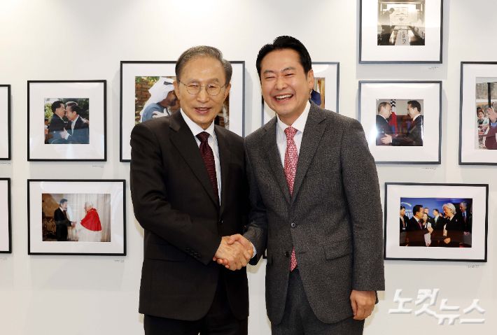 국민의힘 장동혁 대표가 2일 서울 서초구 영포빌딩에서 이명박 전 대통령을 만나 악수하고 있다. 국회사진기자단