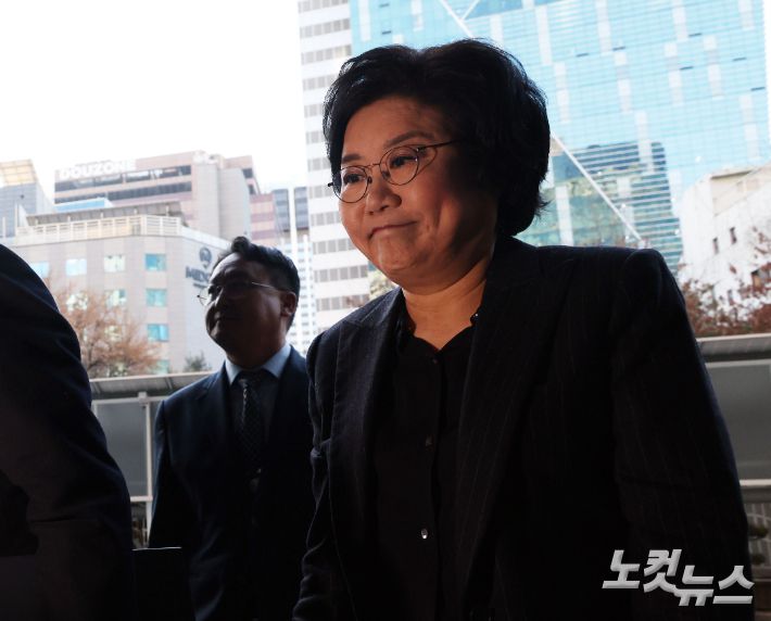 이혜훈 기획예산처 장관 후보자가 30일 서울 중구 예금보험공사에 마련된 인사청문회 준비 사무실로 출근하고 있다. 이 후보자는 윤석열 전 대통령의 내란 옹호 논란과 관련해 "당파성에 매몰돼 사안의 본질을 놓쳤다"며 사과했다. 이어 "내란은 헌정사에 있어선 안될 분명히 잘못된 일이다. 내란은 민주주의를 파괴하는 불법적 행위다. 그러나 당시는 제가 실체를 제대로 파악하지 못했다. 저의 판단 부족이었고 헌법과 민주주의 앞에 용기 있게 행동하지 못한 책임은 오롯이 제게 있다"고 했다. 황진환 기자