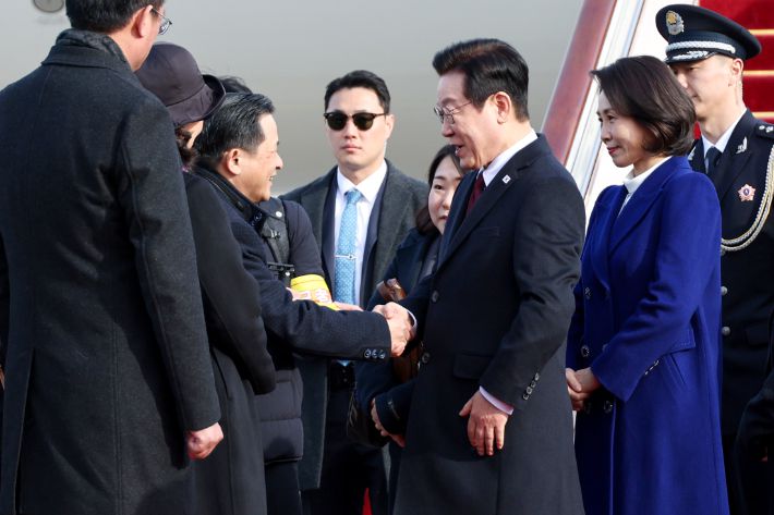 중국을 국빈방문하는 이재명 대통령이 4일 베이징 서우두 공항에 도착해 다이빙 주한 중국대사와 악수하고 있다. 연합뉴스