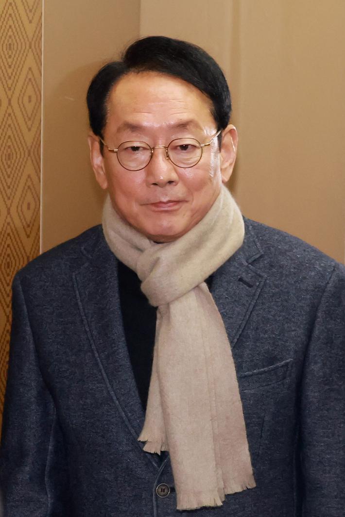 국민의힘 정책위의장직에서 물러난 김도읍 의원이 5일 국회의원회관 의원실에서 나와 이동하고 있다.연합뉴스