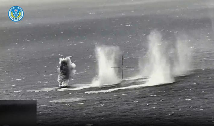 지난해 12월 30일 중국이 본토의 푸젠성에서 발사한 로켓포탄이 대만 북부와 남서부 해상의 목표 지점을 타격하는 모습. 중국군 동부 전구는 드론을 배치해 탄착 상황을 촬영했다고 밝혔다. 중국 국방부 홈페이지 캡처