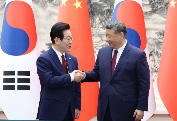 이재명 대통령과 시진핑 중국 국가주석이 5일 베이징 인민대회당에서 열린 한중 MOU 체결식에서 악수하고 있다. 연합뉴스