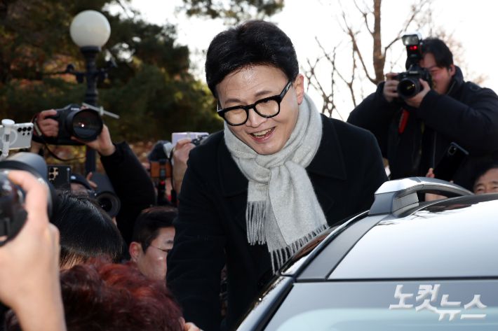 국민의힘 한동훈 전 대표가 3일 서울 여의도 국회도서관 인근 쪽문에서 12·3 비상계엄 1년 기자회견을 마치고 이동하며 지지자들과 인사를 하고 있다. 윤창원 기자