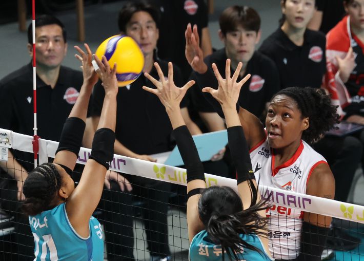 6일 서울 중구 장충체육관에서 열린 여자프로배구 GS칼텍스와 페퍼저축은행의 경기에서 페퍼저축은행 조이 웨더링턴이 공격을 시도하고 있다. 연합뉴스