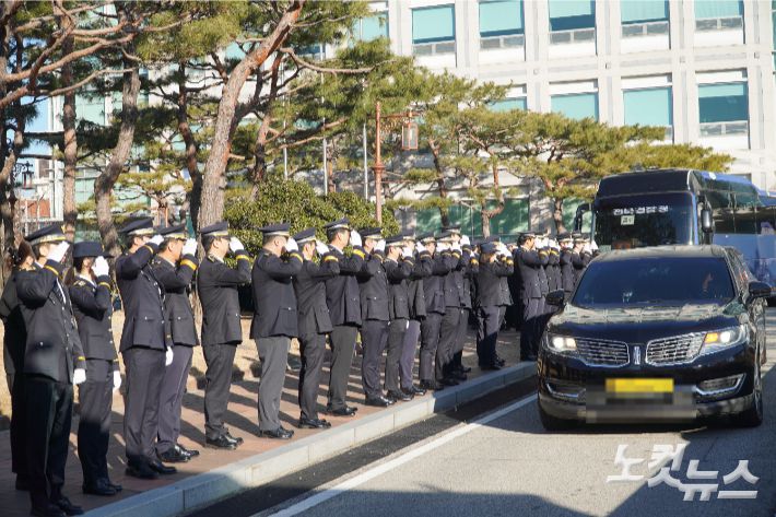 이승철 경정의 마지막 길을 배웅하는 동료 경찰들. 심동훈 기자