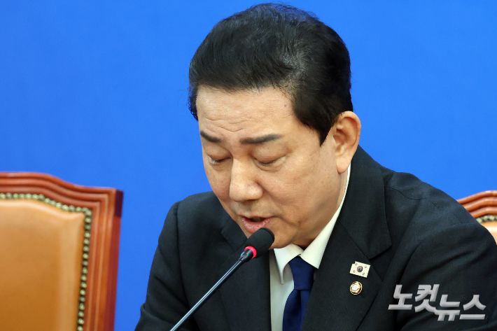 더불어민주당 김병기 원내대표가 30일 서울 여의도 국회에서 최근 자신에 대한 논란과 관련 입장을 표명하며 원내대표직 사퇴 의사를 밝히고 있다. 윤창원 기자
