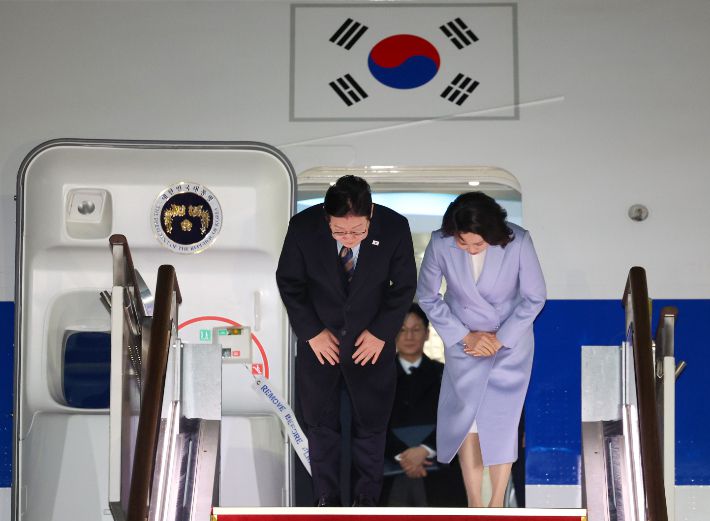 중국 국빈방문 일정을 마치고 귀국한 이재명 대통령과 김혜경 여사가 7일 성남 서울공항에 도착한 공군 1호기에서 환영객에게 인사하고 있다. 연합뉴스