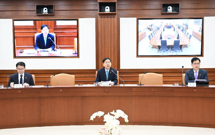 구윤철(가운데) 경제부총리 겸 재정경제부 장관은 7일 오전 10시 정부서울청사에서 민생경제관계장관회의를 주재하고 "민생의 최우선 과제인 먹거리 생활물가 안정을 도모하겠다"고 밝혔다. 재정경제부 제공