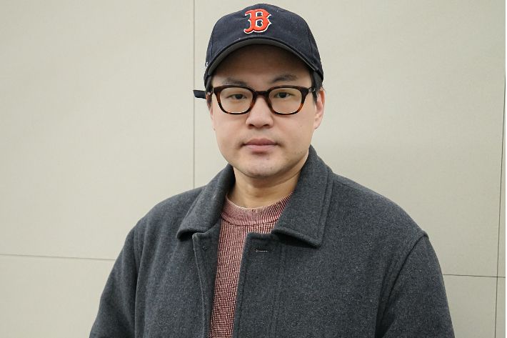 시리즈 '콘크리트 마켓' 촬영은 경기도 연천에서 진행됐다. 3층 높이의 아파트 세트장을 구축했고 그 위 공간은 CG로 구현됐다. 홍기원 감독은 "빛을 일괄적으로 하기 위해 비닐하우스 위에 거대한 돔을 씌운 형태로 만들었다"고 밝혔다. 콘텐츠웨이브(주) 제공