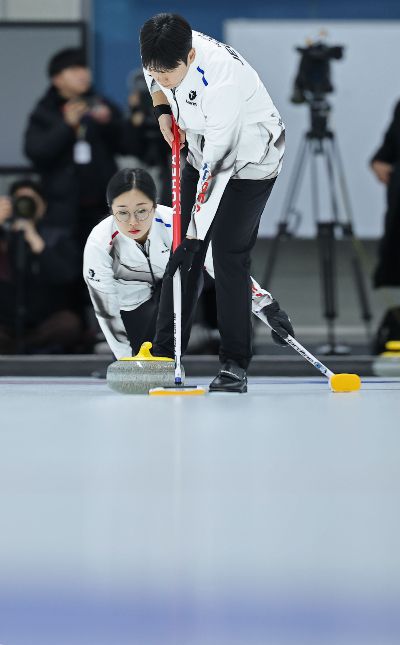 훈련하는 컬링 믹스더블 대표팀. 연합뉴스