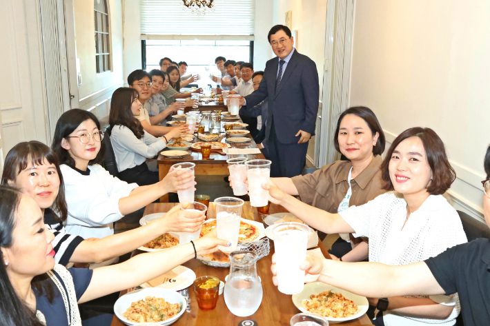 주낙영 경주시장이 박영신 주무관을 비롯한 다자녀 직원 18명과 간담회를 갖고 어려움을 청취하고 있다. 경주시 제공