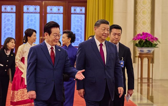 이재명 대통령과 시진핑 중국 국가주석이 5일 베이징 인민대회당에서 열린 이 대통령 공식환영식 후 정상회담을 위해 이동하고 있다. 연합뉴스