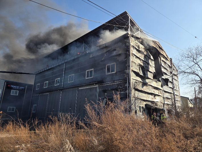 7일 오후 세종시 금남면의 한 실내 배드민턴장에서 불이 나 소방당국이 진화에 나섰다. 세종소방본부 제공