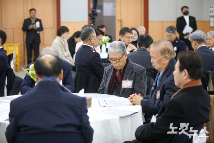 신년예배에 참석한 교계 인사들이 국가와 지역사회를 위해 기도하고 있다. 최화랑 기자