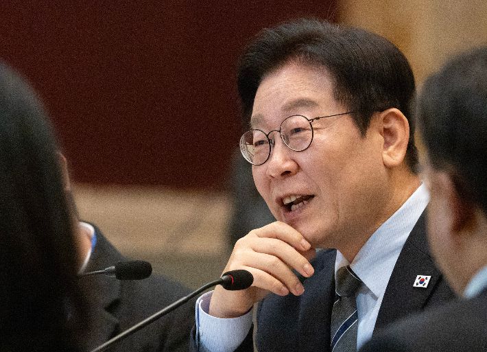 중국을 국빈방문 중인 이재명 대통령이 7일 상하이의 한 호텔에서 열린 순방 기자단 오찬 간담회에서 발언하고 있다. 연합뉴스