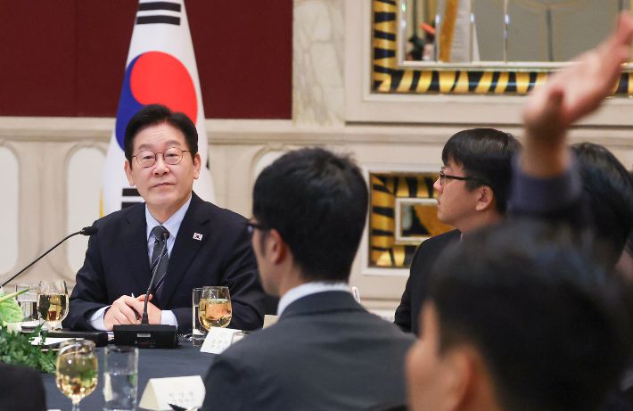 중국을 국빈방문 중인 이재명 대통령이 7일 상하이의 한 호텔에서 열린 순방 기자단 오찬 간담회에서 취재진의 질문을 받고 있다. 연합뉴스