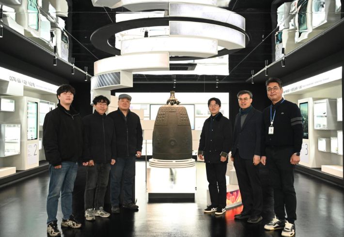 한국재료연구원 극한재료연구소 및 에너지·환경재료연구본부 연구팀인 (왼쪽부터) 장지웅 연구원, 김재일 선임연구원, 김종국 책임연구원, 권두영 선임연구원, 문성모 책임연구원, 장영준 책임연구원. 재료연구원 제공