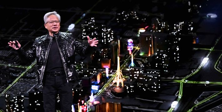 젠슨 황 엔비디아 CEO가 5일(현지시간) 미국 네바다주 라스베이거스 퐁텐블로 호텔에서 열린 엔비디아 CES 2026 라이브에서 특별연설하고 있다. 연합뉴스