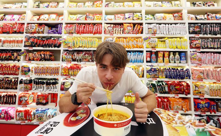 서울 마포구 CU홍대상상점 라면도서관을 찾아 라면을 먹는 외국인들의 모습. 황진환 기자