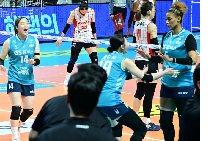 6일 경기에서 페퍼저축은행에 짜릿한 역전승이 확정되자 권민지(가운데)가 실바(오른쪽)와 하이파이브를 하는 모습. KOVO
