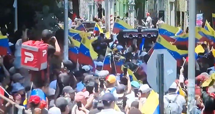 베네수엘라 난민들이 미국의 마두로 대통령 축출 소식을 듣고 거리로 나와 환호하고 있다. 박재현 선교사 제공