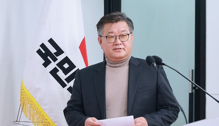 국민의힘 이호선 당무감사위원장이 16일 서울 여의도 국민의힘 중앙당사에서 김종혁 전 최고위원에 대한 당원권 정지 2년 권고 결정을 발표하기 위해 단상으로 향하고 있다. 연합뉴스