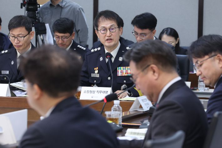 김승룡 소방청장 직무대행이 8일 정부세종청사에서 열린 행정안전부 산하기관 업무보고에서 윤호중 장관에게 보고하고 있다. 연합뉴스