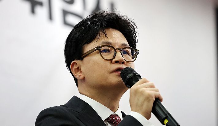 11일 오후 광주 서구 홀리데이인 광주호텔에서 열린 김화진 국민의힘 전남도당 위원장 취임식에서 한동훈 전 대표가 축사하고 있다. 연합뉴스