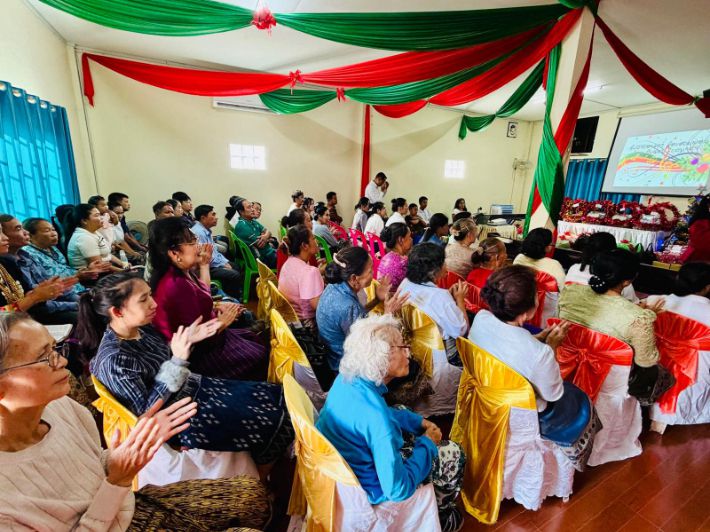 라오스 현지교회에서 지역 유지들을 초대해 성탄축제를 여는 현장. 예수사랑교회 제공