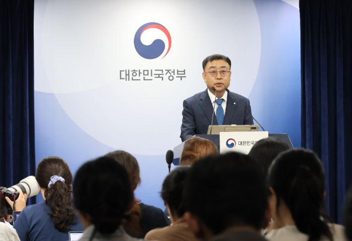 송상훈 과학기술정보통신부 정보통신정책실장이 지난해 8월 4일 서울 종로구 정부서울청사에서 독자 AI 파운데이션 모델 프로젝트 정예팀 선정 결과를 브리핑하고 있다. 연합뉴스