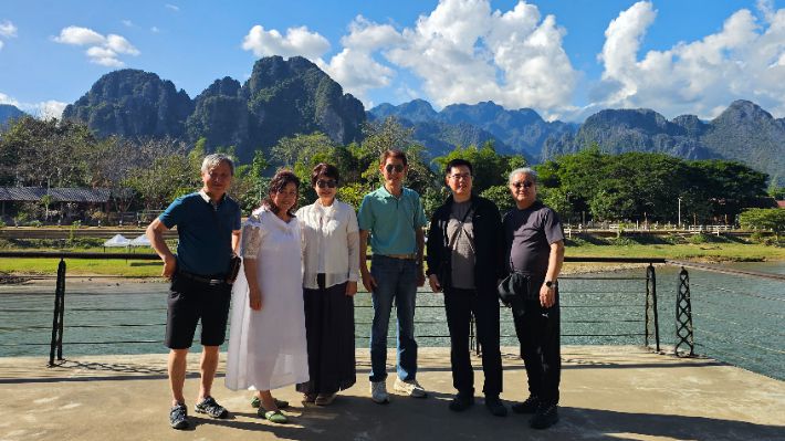 지난해 12월 라오스 현지 교회 방문을 위해 라오스를 찾은 예수사랑교회 성도들(사진 왼쪽 김시중 목사, 오른쪽에서 세 번째 이종범 총장). 예수사랑교회 제공