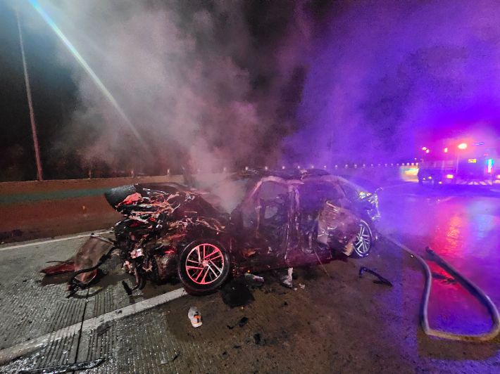 사고 당시 A씨의 SUV에 들이받힌 후 화재가 발생해 완파된 승용차. 전북소방본부 제공