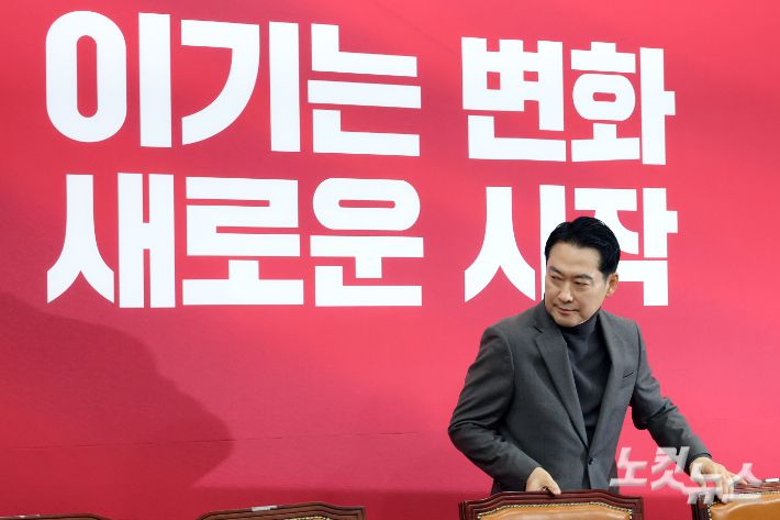 국민의힘 장동혁 대표가 8일 서울 여의도 국회에서 열린 최고위원회의에 참석하고 있다. 윤창원 기자