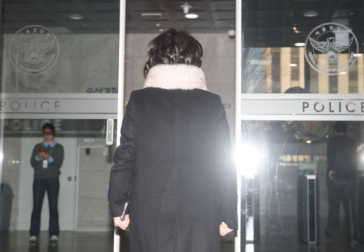 더불어민주당 김병기 의원에게 '공천 헌금'을 건넸다는 자백성 탄원서를 작성한 전직 구의원 김모씨가 9일 서울경찰청 마포청사로 출석하고 있다.