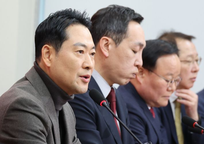 국민의힘 장동혁 대표가 8일 서울 여의도 국회에서 열린 최고위원회의에 참석, 발언하고 있다. 연합뉴스