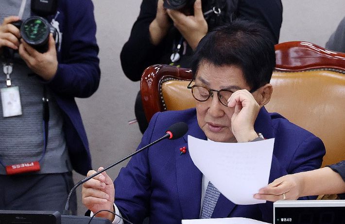 12일 국회에서 열린 법제사법위원회 안건조정위원회에서 박지원 소위원장이 자료를 살펴보고 있다. 연합뉴스