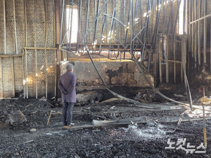 기독교대한감리회 김정석 감독회장은 강화교산교회를 찾아 성도들을 위로하고 격려금을 전달했다. 김 감독회장은 "예배실 복구를 위해 기도하면서 함께 하겠다"며 "마음과 힘을 모아 슬기롭게 헤쳐나갈 수 있길 기도한다"고 격려했다. 감리교 제공