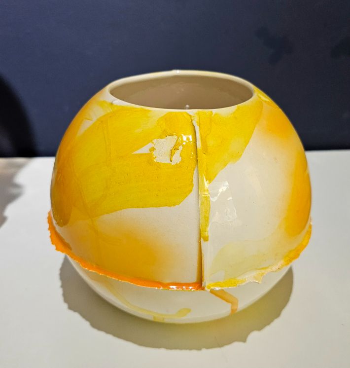 전시작품 Kim en joong, 2020, Painting on ceramic, 16x16x16cm 은중화랑 제공