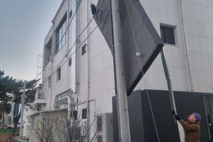 지난 10일 오후 5시 12분쯤 강원 강릉시 초당동의 한 카페 창고에서 판넬이 떨어졌다. 강원소방본부 제공