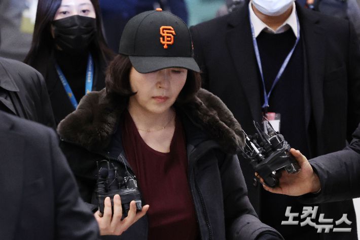 김경 서울시의원이 11일 저녁 인천국제공항 제1여객터미널로 입국하고 있다. 류영주 기자