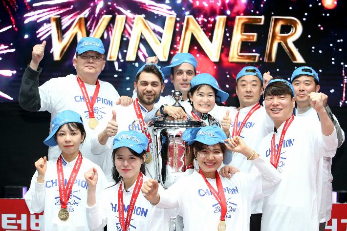 '웰컴저축은행 PBA 팀 리그 2022-2023' 웰컴저축은행과 파이널 5차전에서 승리하며 우승을 확정한 블루원리조트 선수들이 세리머니를 펼치는 모습. PBA