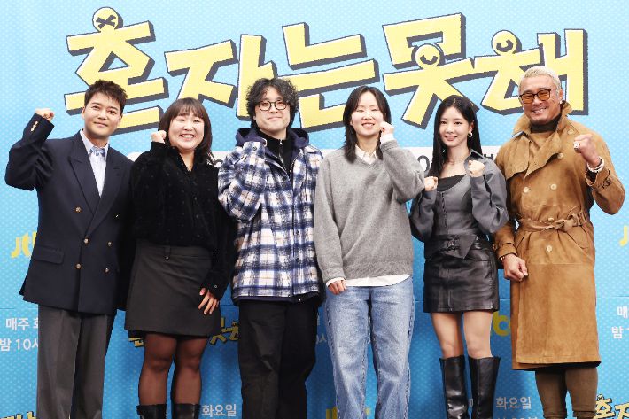2일 오후 서울 마포구 스탠포드 호텔에서 열린 JTBC 새 예능프로그램 '혼자는 못 해' 제작발표회에서 참석자들이 포즈를 취하고 있다. 왼쪽부터 전현무, 이수지, 홍상훈 CP,권예솔 PD, 이세희, 추성훈. 연합뉴스
