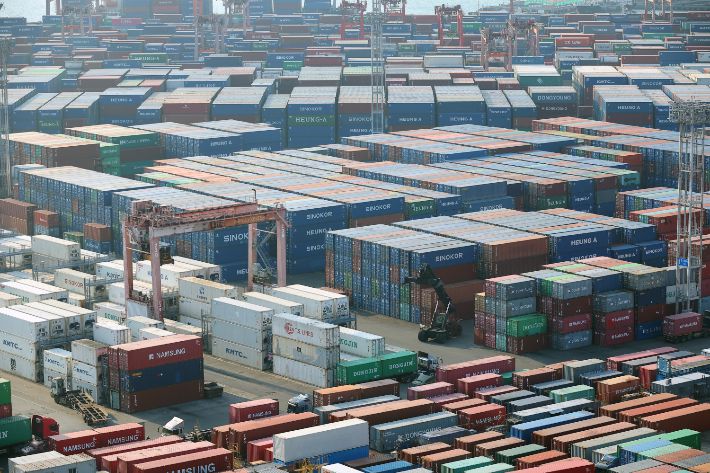 부산항 북항이 분주한 모습이다. 연합뉴스